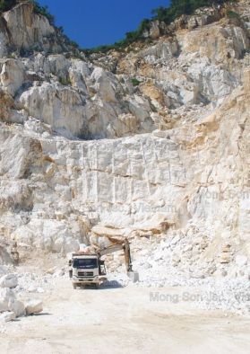 Khai thác đá tại mỏ Mông Sơn