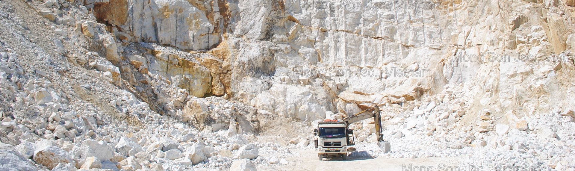 Mỏ đá vôi trắng Mông Sơn do Công ty CP Mông Sơn quản lý và khai thác theo giấy phép khai thác mỏ số 2010/GP-BTNMT, cấp bởi Bộ TNMT Việt Nam